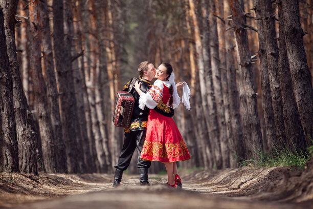男人和女人穿着俄罗斯民族服装图片下载