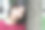 快乐的中国女孩倚在树上图片下载