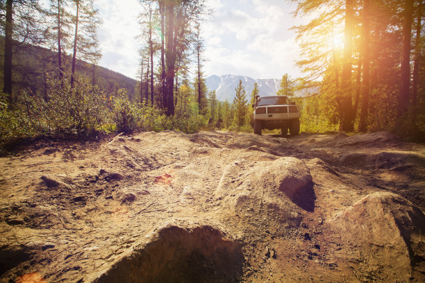 在荒山中越野。路上有大石头图片下载