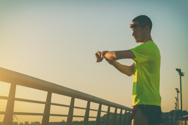 城市慢跑者检查运行时间素材图片