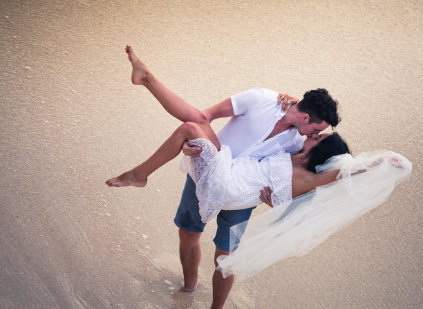 新婚夫妇刚刚结婚图片下载