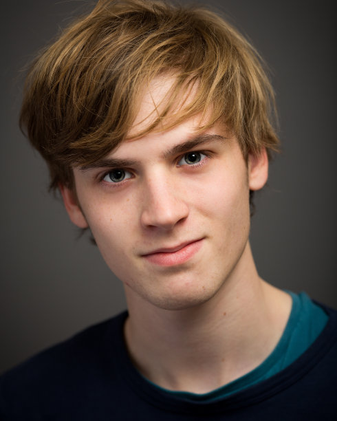 摄影棚里自信的金发少年图片下载