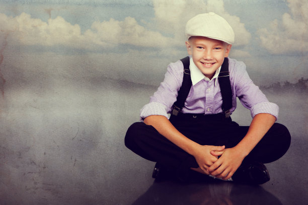 老式的男孩坐着。照片复古风格。图片下载