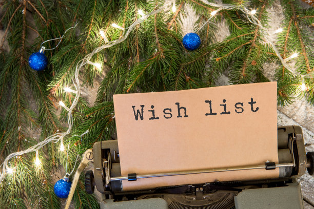 刻有“愿望清单”的打字机，冷杉树枝和花环图片下载