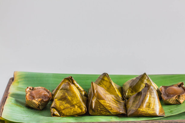 甜点包在第二个托盘里。图片下载