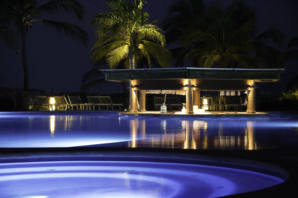 在游泳池边放松图片下载