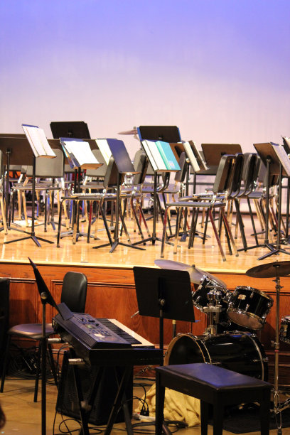 为乐队音乐会安排的舞台区域:键盘和鼓图片下载