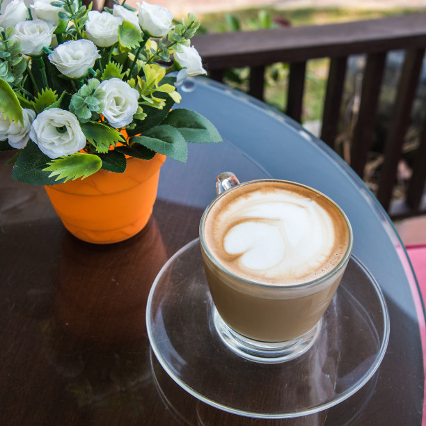 咖啡杯放在木桌上图片下载