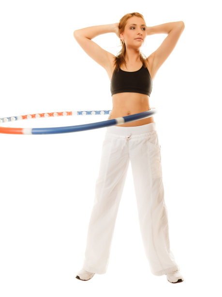 运动健康的女孩用呼啦圈做运动。图片下载