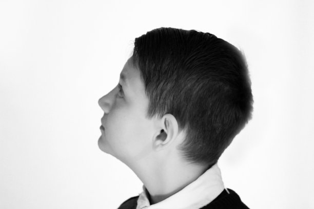 白色背景下年轻人的特写镜头图片下载