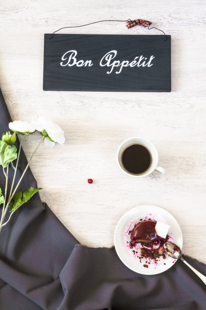 桌上有一杯咖啡和甜点图片下载