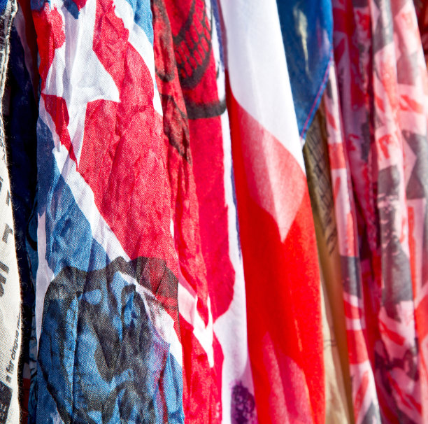 在伦敦配饰多彩的围巾和头巾的老市场号图片下载