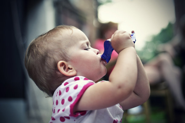 孩子喝果汁图片下载