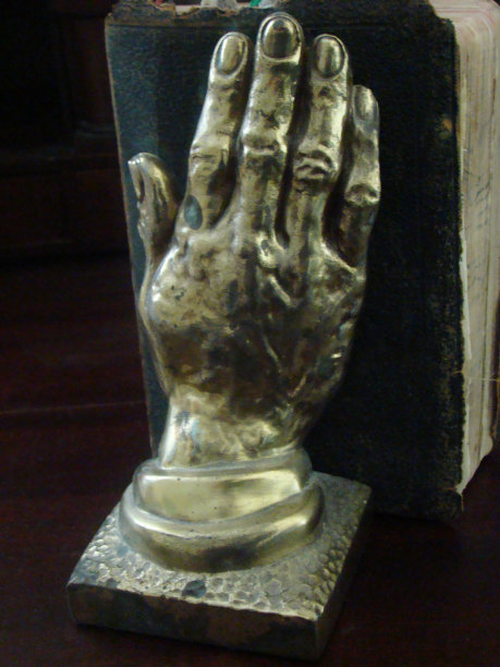 手拿圣经图片下载