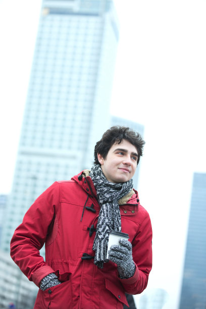 穿着暖和的衣服，在户外拿着一次性杯子的体贴男人图片下载