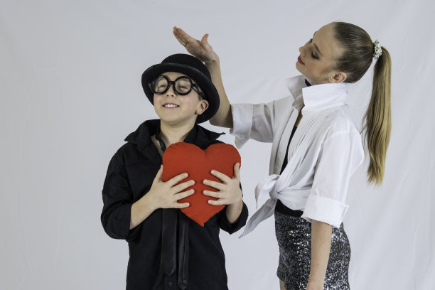 女孩和男孩的红心图片下载