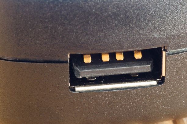 USB端口近照，右边的充电器图片下载