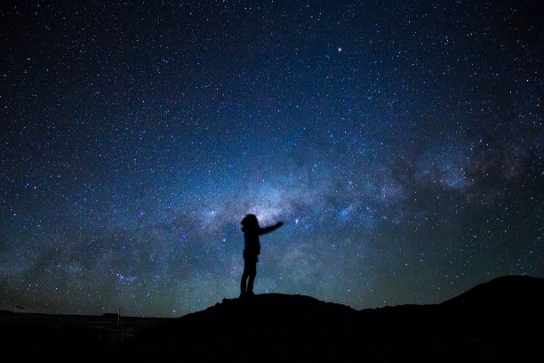 人类的剪影伸向银河图片下载