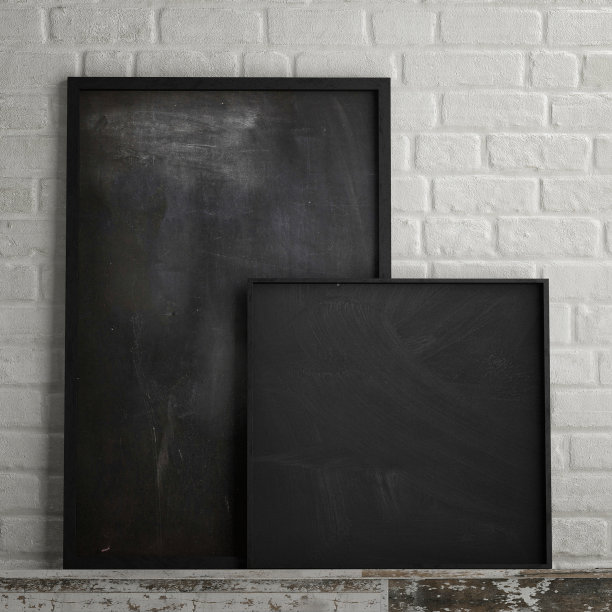 白色砖墙上的黑色海报图片下载