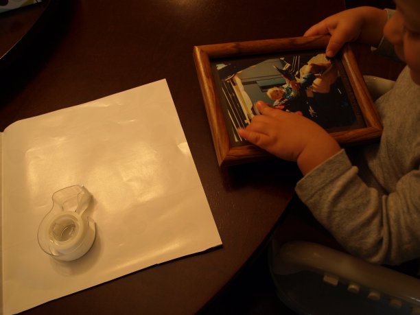 快乐的幼童看着图片图片下载