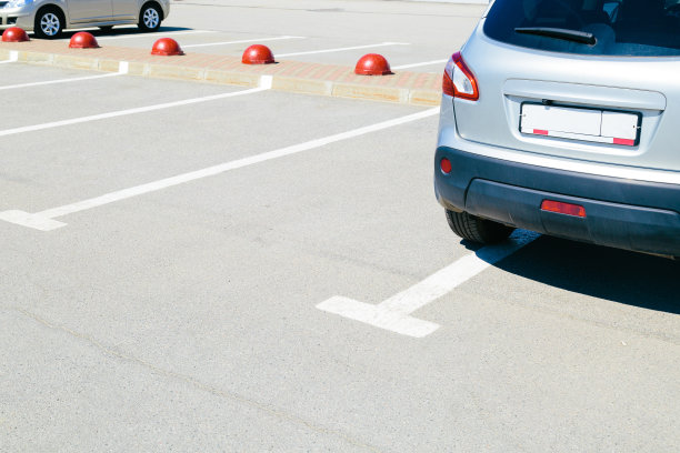 汽车在停车场的形象图片下载