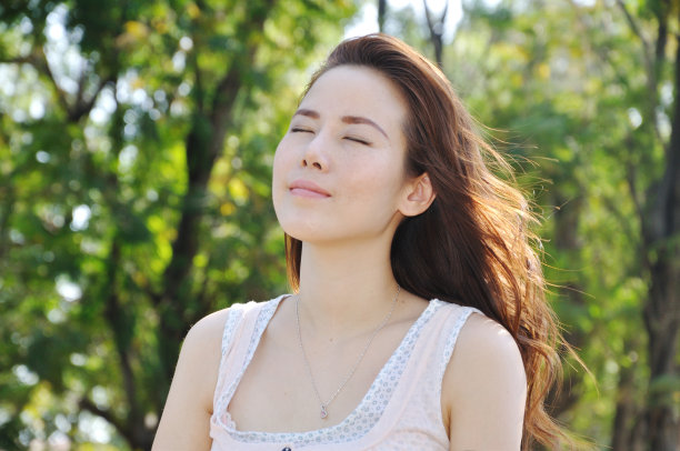 微笑的女孩图片下载