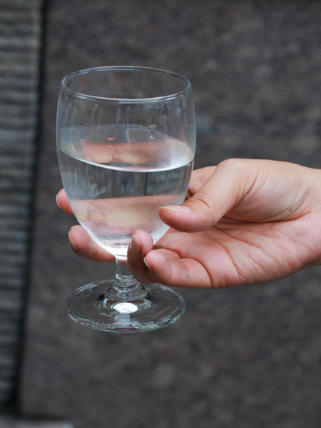 女人手里拿着一杯清水图片下载