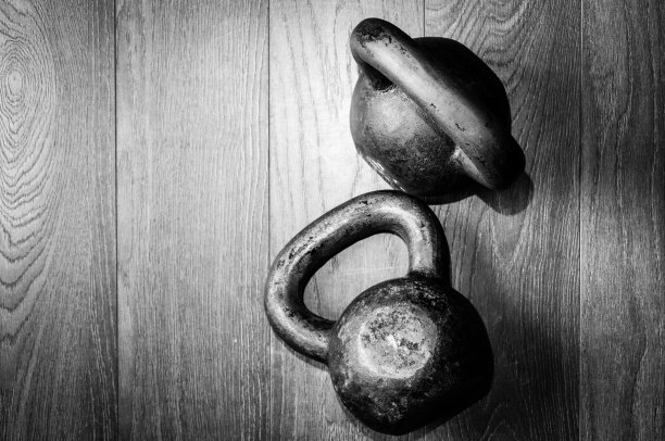 健身房地板上的水壶铃图片下载