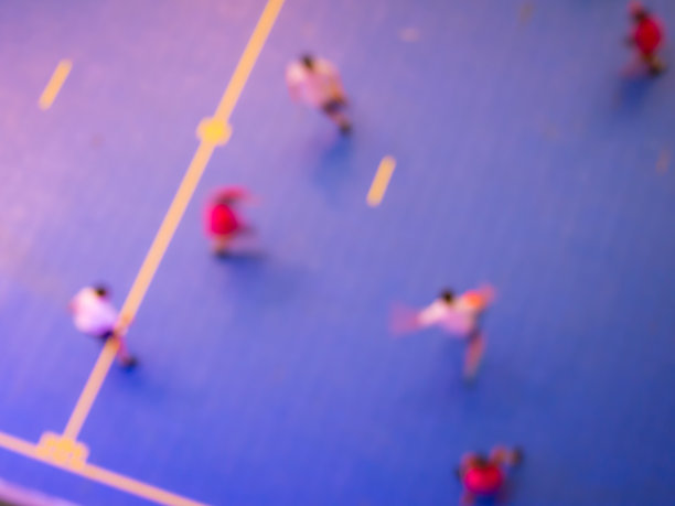 抽象模糊组的孩子们在玩足球游戏。图片下载