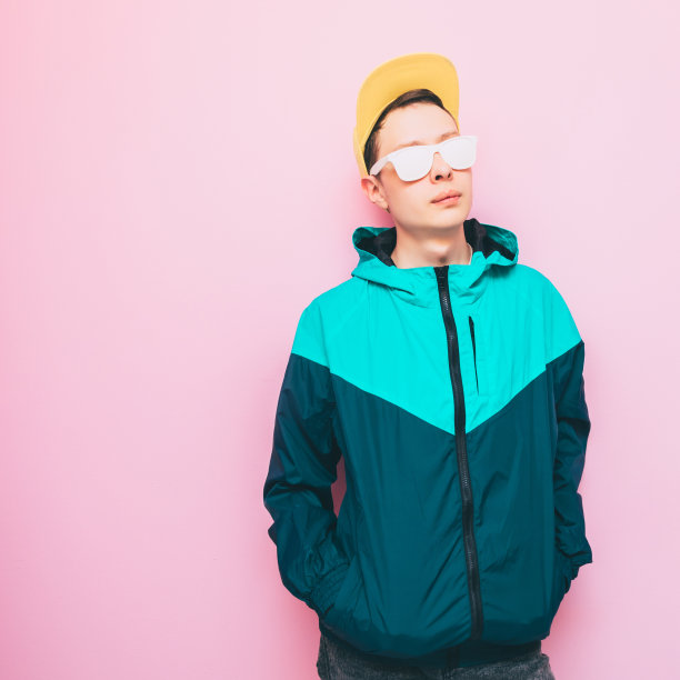 戴黄色棒球帽的男人素材图片