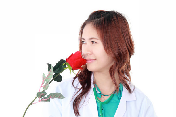 女医生与玫瑰孤立的白色背景图片下载