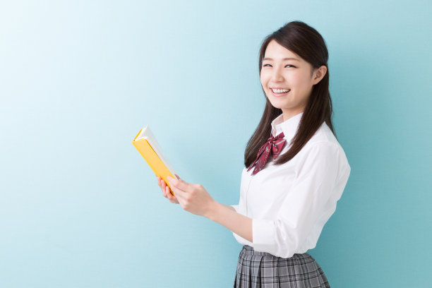 在读一本书的女生图片下载