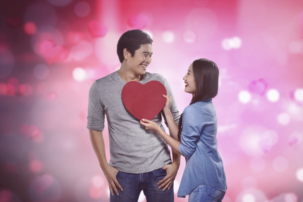 亚洲夫妇拿着一个红色的心形状素材图片