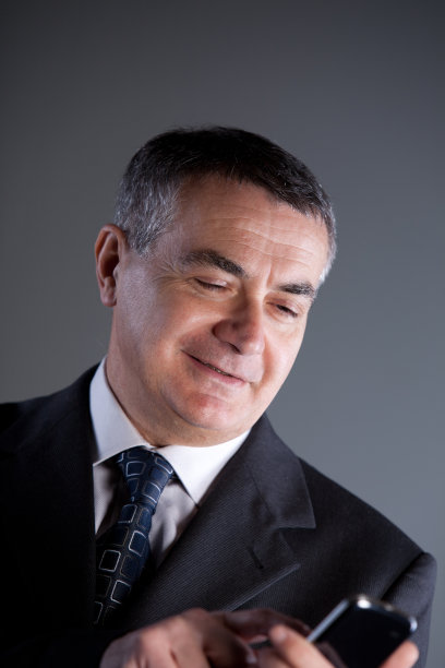 一个老人在用手机图片下载