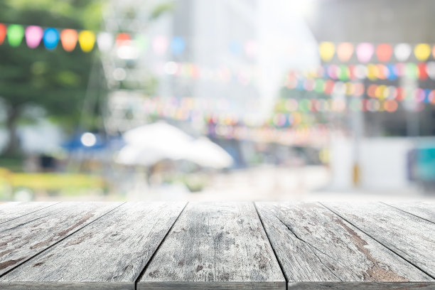 空木桌与党在花园的背景模糊。图片下载