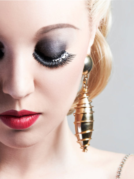 漂亮的烟熏妆和假睫毛。党化妆。图片下载