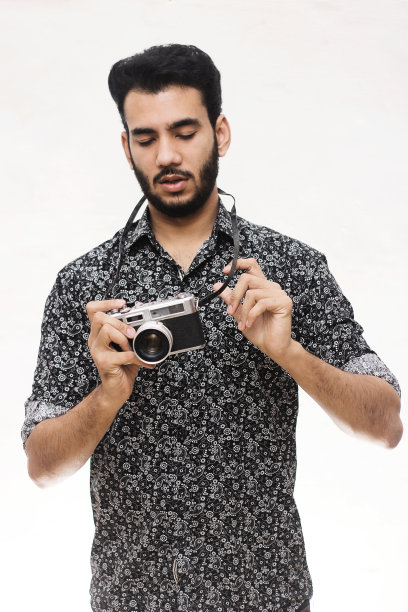 一个拿着老式相机的摄影师的肖像图片下载