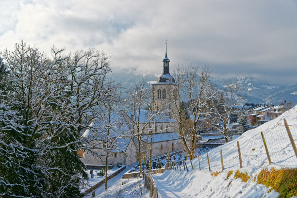 风景如画的中世纪教堂附近的格鲁耶尔城堡图片下载