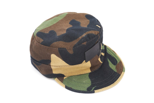 白色背景上的迷彩图案帽子图片下载