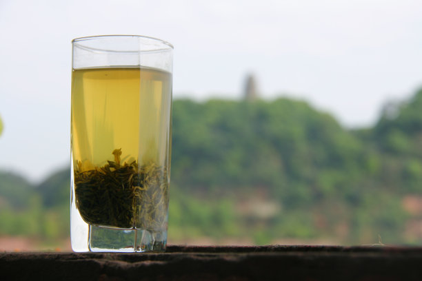 一杯以自然为背景的绿茶图片下载