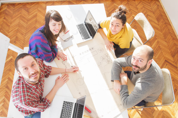 一群年轻人在讨论商业计划图片下载