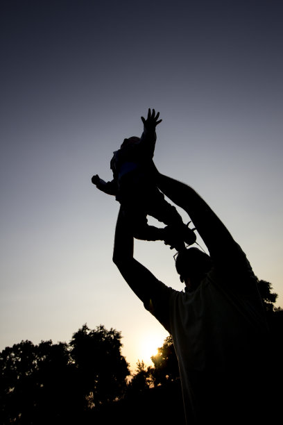 把婴儿抛向空中图片下载