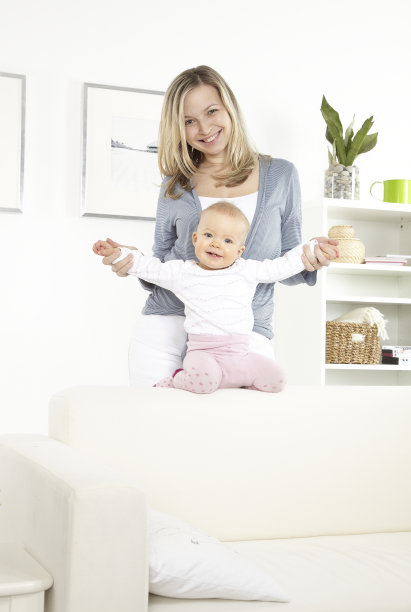 她很年轻图片下载