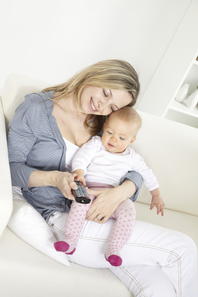 她很年轻图片下载