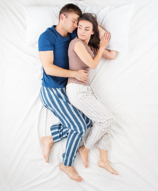 年轻夫妇在睡觉时拥抱图片下载