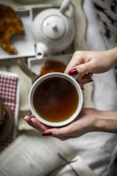女人的手握着温暖的杯子图片下载