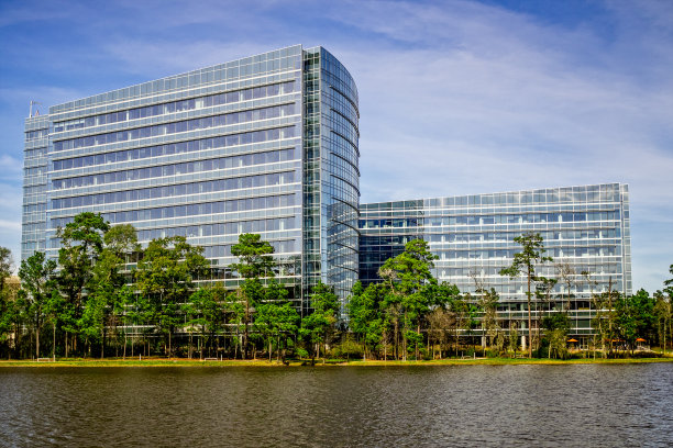 伍德兰湖和办公大楼图片下载