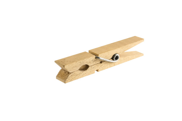 白色背景上的木制晾衣夹图片下载