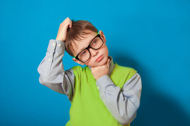 戴眼镜的小男孩图片下载