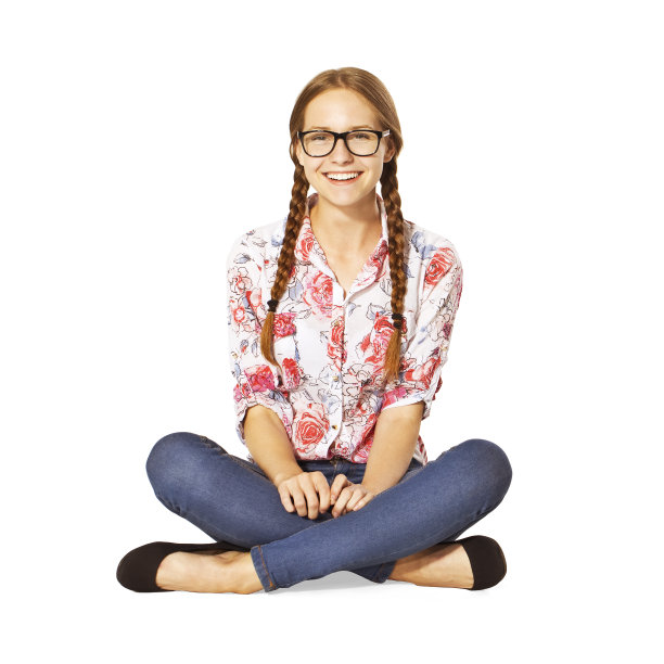 美丽的女学生戴着眼镜，梳着辫子，微笑着。图片下载